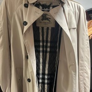 Burberry Woman's trenchcoat
